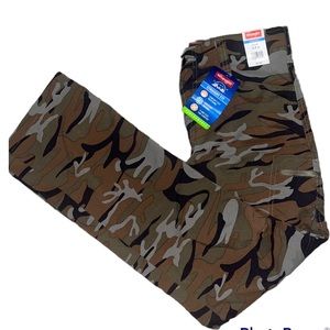 Mens camo wranglers size 32x32 brand new
